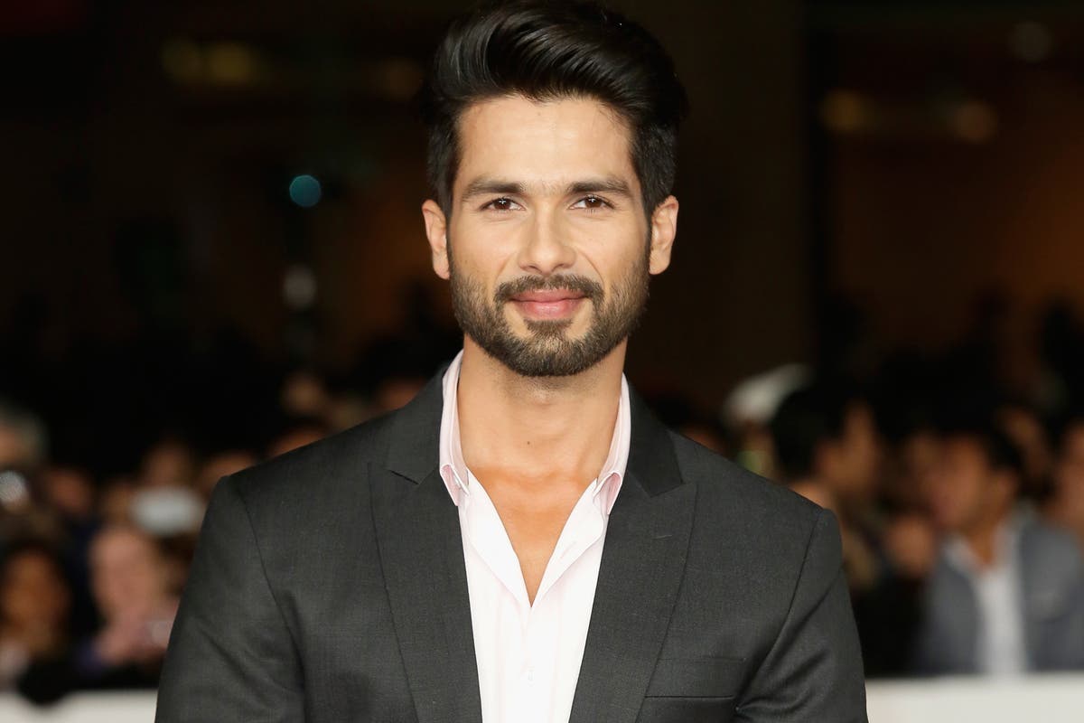 Shahid Kapoor Shines as Award Show Host